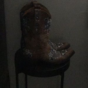 Beautiful Old Gringo blue embroidered floral design womens 7.5